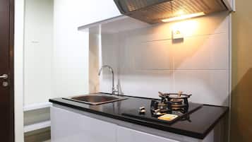 Studio | Private kitchen | Full-size fridge, stovetop