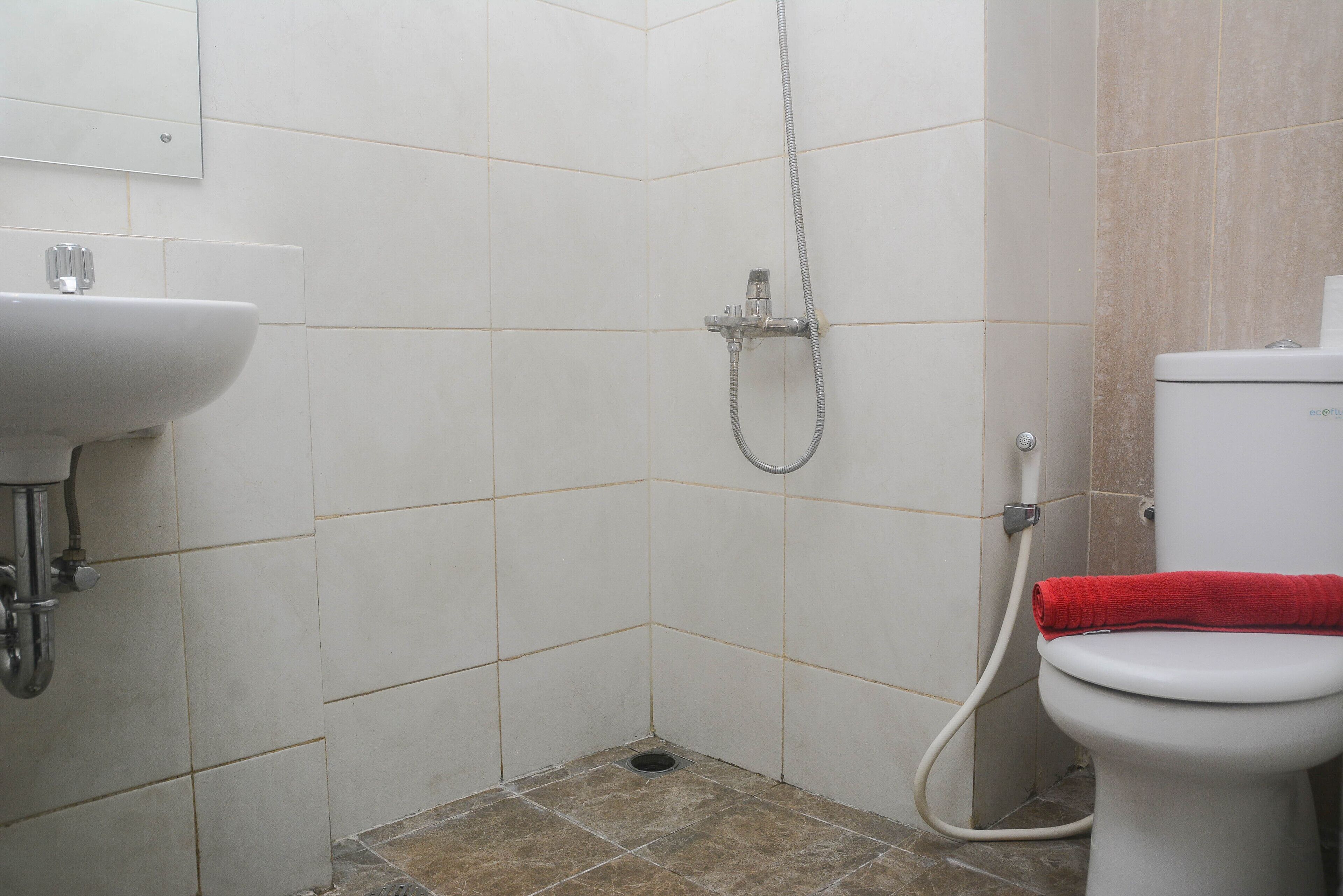 Studio | Bathroom | Shower, free toiletries, towels