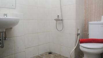 Studio | Bathroom | Shower, free toiletries, towels