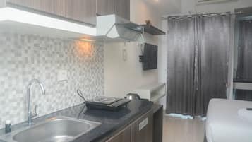 Studio | Private kitchen | Full-sized fridge, stovetop