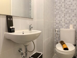 Studio | Bathroom | Shower, free toiletries, towels - Best Deal Studio Tokyo Riverside Pik 2 Apartment (Teluknaga)