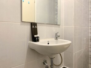 Bathroom - Best Deal Studio Tokyo Riverside Pik 2 Apartment (Teluknaga)