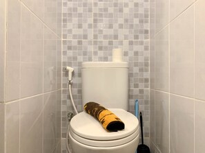 Estudio | Baño | Regadera, amenidades de baño gratuitas, toallas 