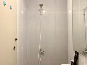 Studio | Bathroom | Shower, free toiletries, towels - Best Deal Studio Tokyo Riverside Pik 2 Apartment (Teluknaga)