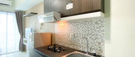 Studio | Private kitchen | Full-size fridge, stovetop