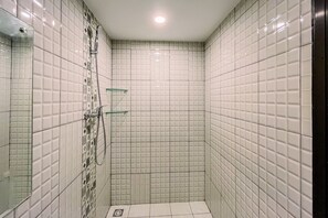 Studio | Badkamer | Een douche, gratis toiletartikelen, handdoeken