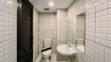 Studio | Bathroom | Shower, free toiletries, towels