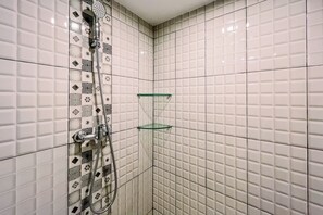Studio | Badezimmer | Dusche, kostenlose Toilettenartikel, Handtücher