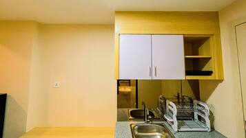 Studio | Private kitchen | Full-size fridge, stovetop