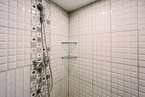 Studio | Salle de bain | Douche, articles de toilette (gratuits), serviettes fournies