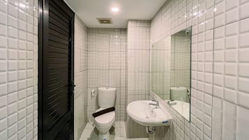 Studio | Bathroom | Shower, free toiletries, towels