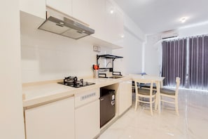 Apartamento | Cozinha privada | Geladeira grande, cooktop