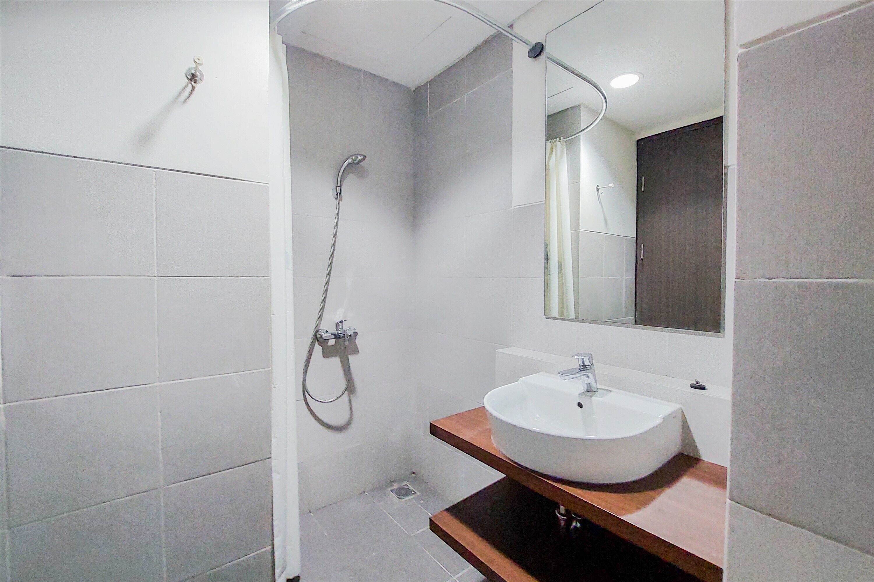 Studio | Bathroom | Shower, free toiletries, towels