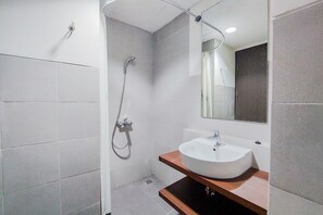 Estudio | Baño | Ducha, artículos de higiene personal gratuitos y toallas