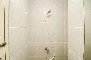 Studio | Bathroom | Shower, free toiletries, towels