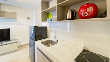 Apartment | Private kitchen | Full-size fridge, stovetop