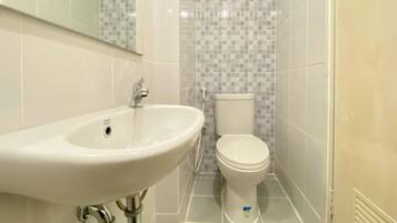 Studio | Bathroom | Shower, free toiletries, towels