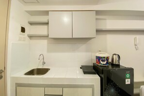 Estudi | Cuina privada | Frigorífic gran i placa de cuina