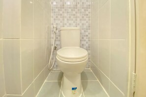 Studio | Kamar mandi | Shower, perlengkapan mandi gratis,  dan handuk
