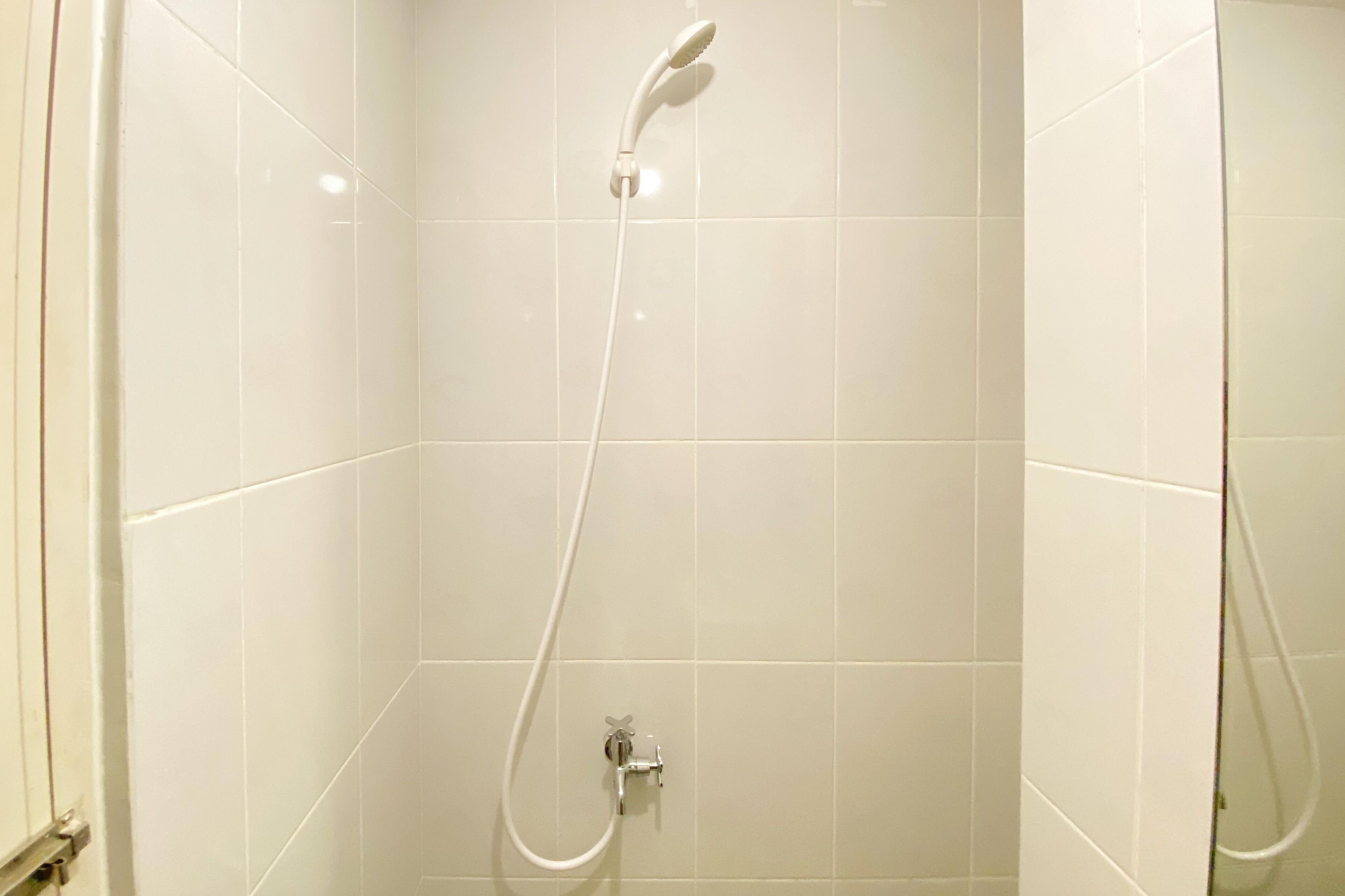 Ducha, artículos de tocador gratuitos, toallas