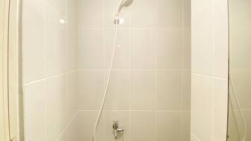 Ducha, artículos de tocador gratuitos, toallas