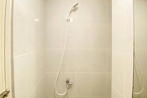 Estudio | Baño | Ducha, artículos de higiene personal gratuitos y toallas