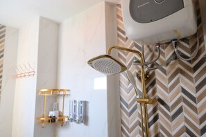 Apartment | Badezimmer | Dusche, Handtücher