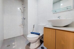 Lejlighed | Badeværelse | Bruser, gratis toiletartikler, håndklæder