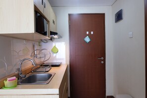 Apartamento | Cocina privada | Frigorífico grande y placa de cocina