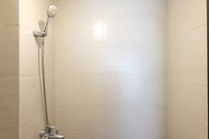 Lägenhet | Badrum | Dusch, gratis toalettartiklar och handdukar