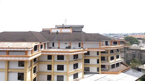 A multi-story building with a flat roof and balconies.