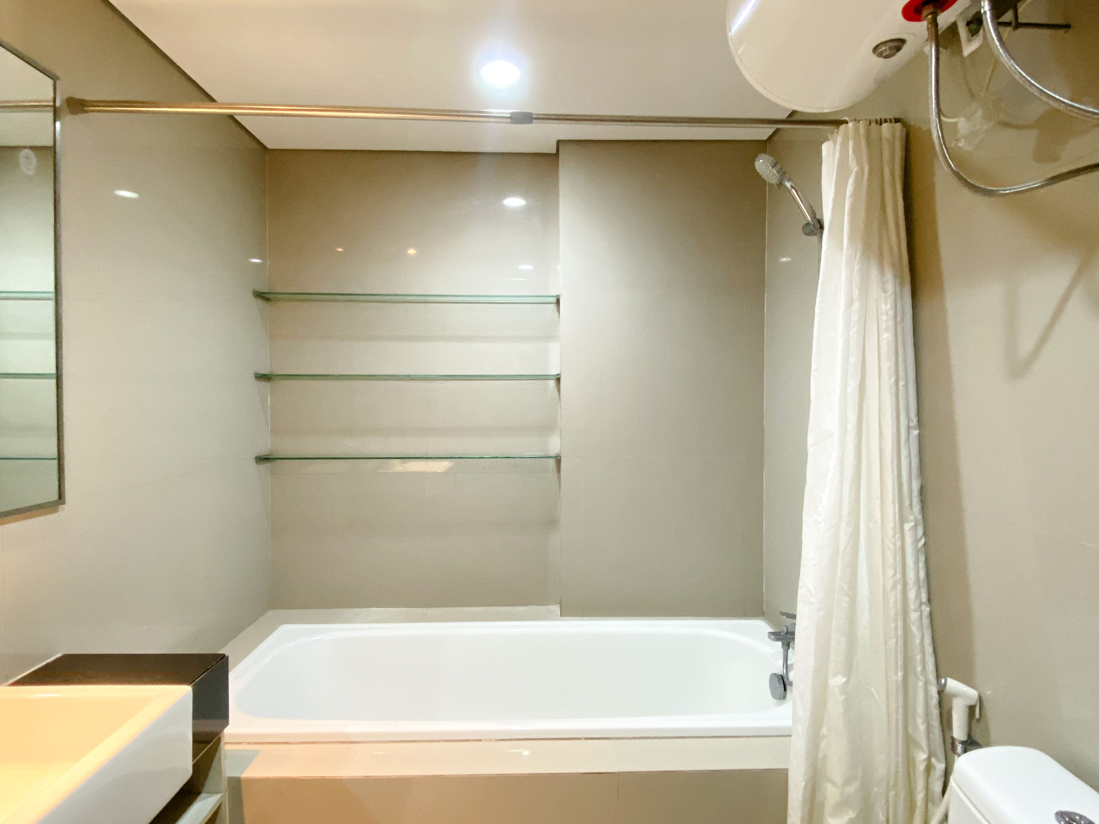Studio | Bathroom | Shower, free toiletries, towels