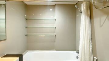 Studio | Bathroom | Shower, free toiletries, towels