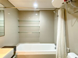 Studio | Badkamer | Een douche, gratis toiletartikelen, handdoeken
