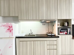 Private kitchen - Cozy And Nice Studio At Azalea Suites Apartment (Cikarang)