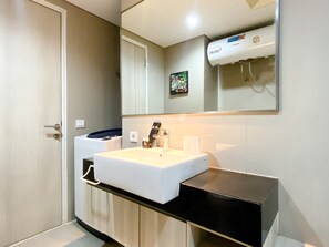 Studio | Bathroom