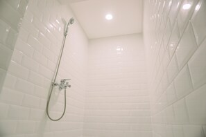 Apartamento | Banheiro | Chuveiro, produtos de toalete grátis, toalhas de banho