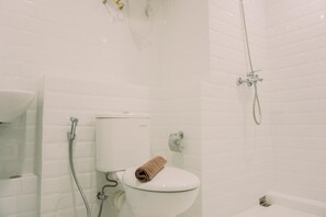 Apartamento | Baño | Ducha, artículos de higiene personal gratuitos y toallas