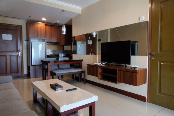 Full-size fridge, stovetop - Homey 2Br At Galeri Ciumbuleuit 1 Apartment (Bandung)
