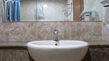 Leilighet | Bad | Dusj, toalettartikler (inkludert) og håndklær