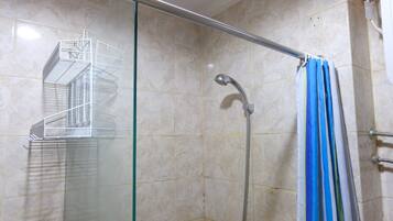 Leilighet | Bad | Dusj, toalettartikler (inkludert) og håndklær