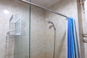 Apartment | Bathroom | Shower, free toiletries, towels - Homey 2Br At Galeri Ciumbuleuit 1 Apartment (Bandung)