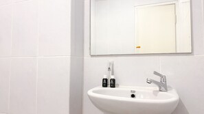 Appartement | Salle de bain | Douche, articles de toilette (gratuits), serviettes fournies