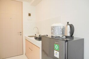 Private kitchen - Well Furnished Studio With Sofa Bed At Tokyo Riverside Pik 2 Apartment (Teluknaga)