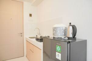 Full-sized fridge, stovetop