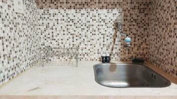 Studio | Dapur peribadi | Peti sejuk/penyejuk beku saiz penuh, dapur