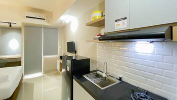 Studio | Private kitchen | Full-size fridge, stovetop