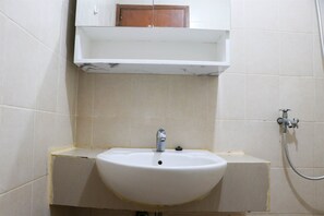 Apartment | Bathroom | Shower, free toiletries, towels - Modern And Homey 1Br At Maple Park Sunter Apartment (Jakarta)