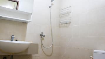 Apartment | Badezimmer | Dusche, kostenlose Toilettenartikel, Handtücher
