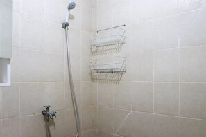 Apartment | Bathroom | Shower, free toiletries, towels - Modern And Homey 1Br At Maple Park Sunter Apartment (Jakarta)